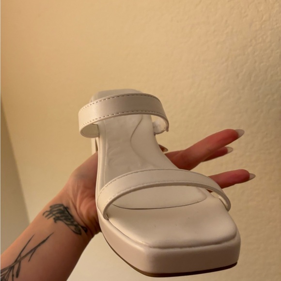 🤍Olivia Miller White Block Heel Sandals (size 7)🤍 - Picture 6 of 14